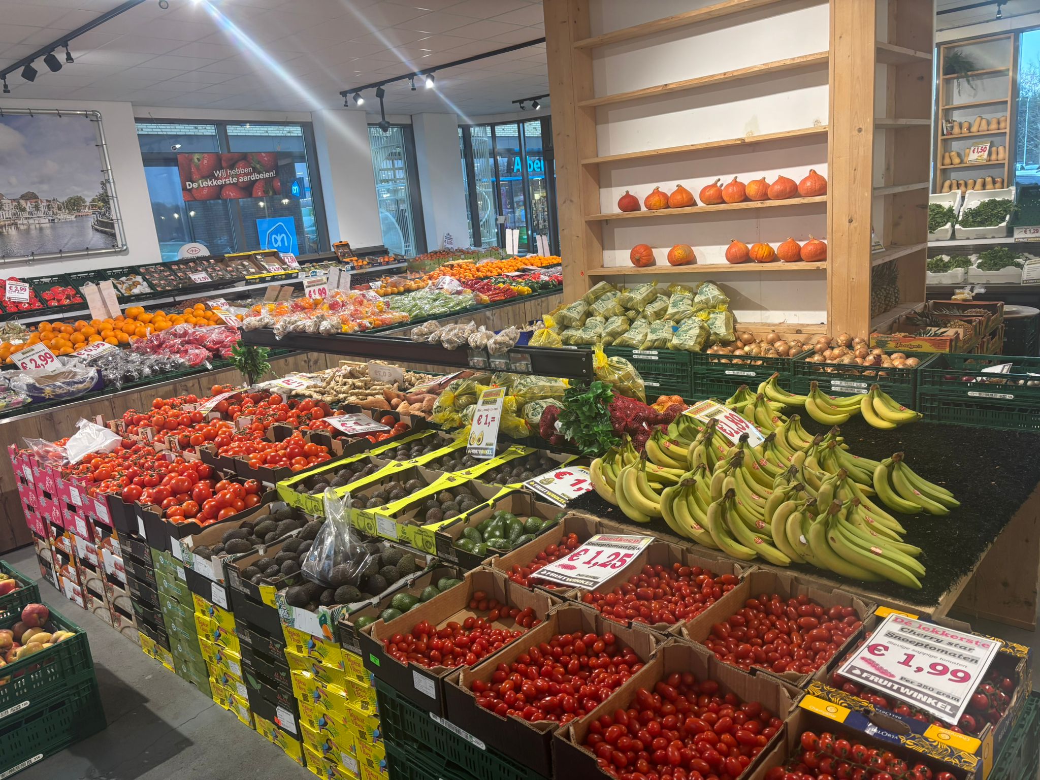 Inside Fruitwinkel Goes with fresh produce